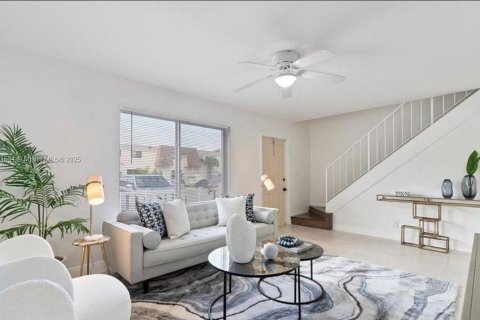 Townhouse in Margate, Florida 3 bedrooms, 130.06 sq.m. № 1726985 - photo 2