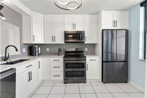 Condo in South Pasadena, Florida, 2 bedrooms № 2381018 - photo 8