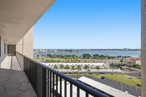Condo in South Pasadena, Florida, 2 bedrooms № 2381018 - photo 28
