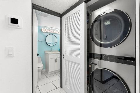 Condo in South Pasadena, Florida, 2 bedrooms № 2381018 - photo 27