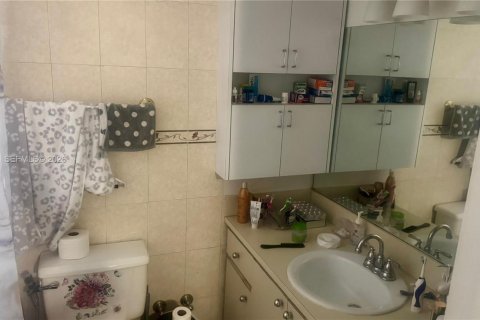 Copropriété à louer à Hialeah, Floride: 2 chambres, 91.04 m2 № 2401995 - photo 6