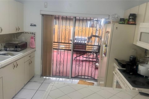 Copropriété à louer à Hialeah, Floride: 2 chambres, 91.04 m2 № 2401995 - photo 3