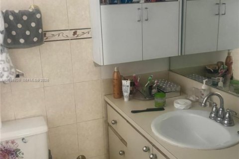 Copropriété à louer à Hialeah, Floride: 2 chambres, 91.04 m2 № 2401995 - photo 2