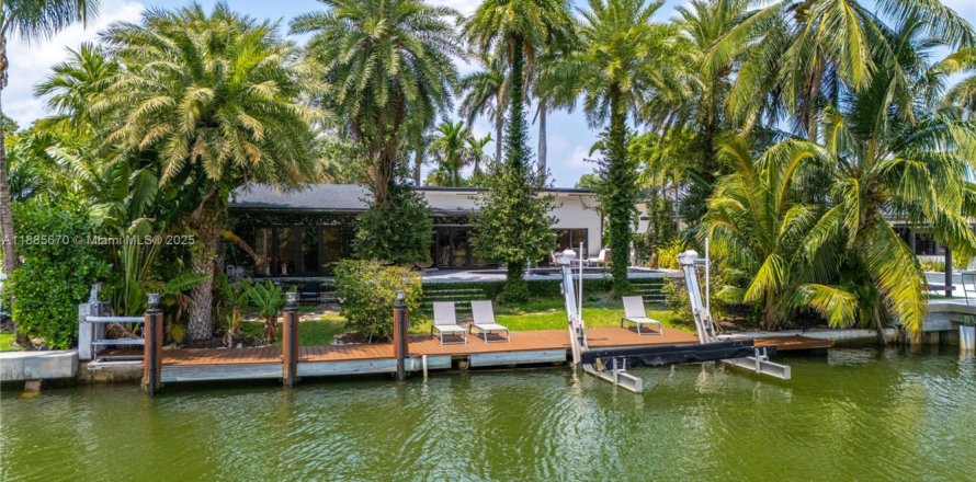 Casa en Miami, Florida 3 dormitorios, 132.76 m2 № 1932512