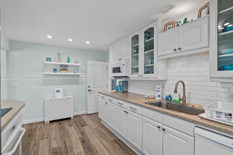 House in Sarasota, Florida 3 bedrooms, 114.08 sq.m. № 947274 - photo 11