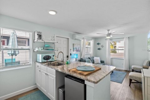 House in Sarasota, Florida 3 bedrooms, 114.08 sq.m. № 947274 - photo 13