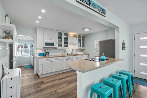 House in Sarasota, Florida 3 bedrooms, 114.08 sq.m. № 947274 - photo 8