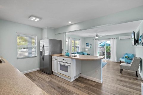 House in Sarasota, Florida 3 bedrooms, 114.08 sq.m. № 947274 - photo 9