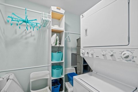 House in Sarasota, Florida 3 bedrooms, 114.08 sq.m. № 947274 - photo 30