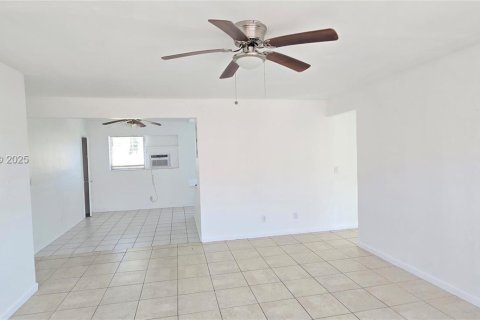House in Miami Beach, Florida 2 bedrooms, 92.9 sq.m. № 1991320 - photo 4