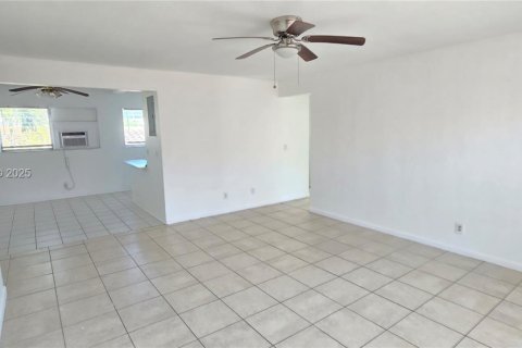 House in Miami Beach, Florida 2 bedrooms, 92.9 sq.m. № 1991320 - photo 3