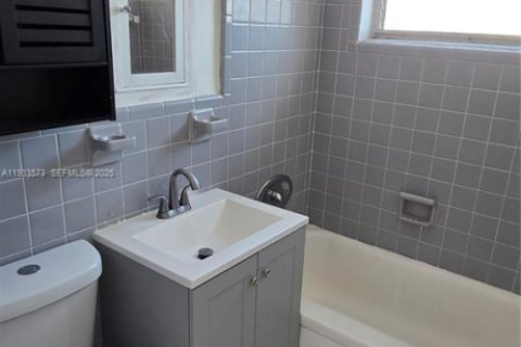 House in Miami Beach, Florida 2 bedrooms, 92.9 sq.m. № 1991320 - photo 15