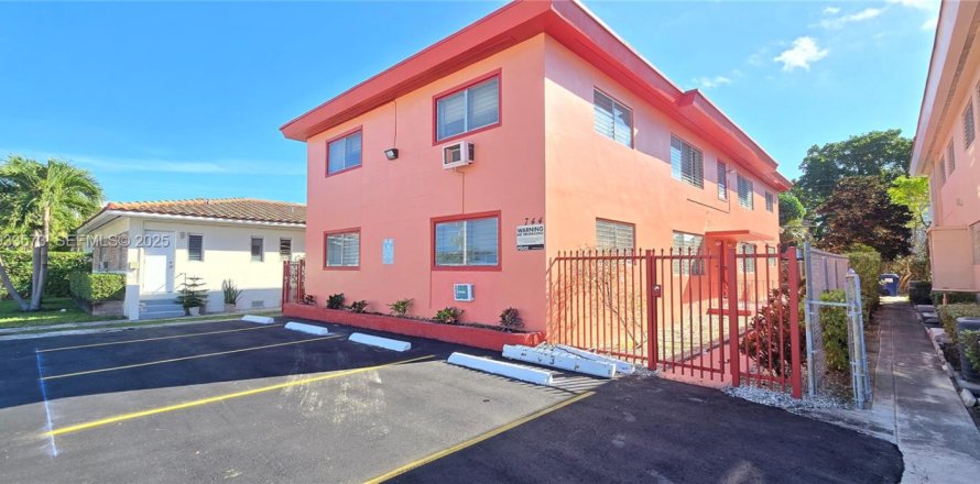 House in Miami Beach, Florida 2 bedrooms, 92.9 sq.m. № 1991320