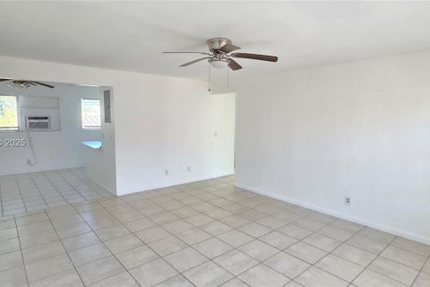 House in Miami Beach, Florida 2 bedrooms, 92.9 sq.m. № 1991320 - photo 5