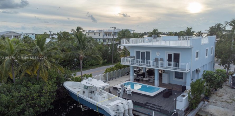 House in Key Largo, Florida 3 bedrooms, 128.02 sq.m. № 1702478