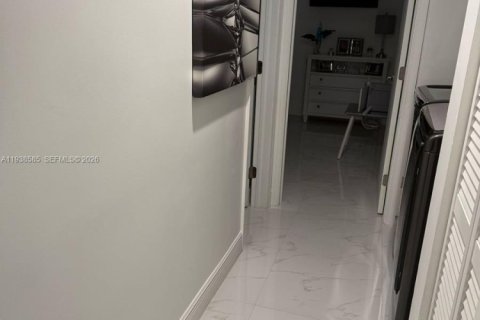 House in Hialeah, Florida 2 bedrooms, 91.88 sq.m. № 1996299 - photo 8