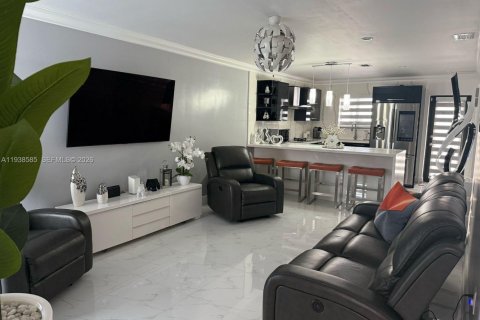 House in Hialeah, Florida 2 bedrooms, 91.88 sq.m. № 1996299 - photo 2