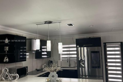 House in Hialeah, Florida 2 bedrooms, 91.88 sq.m. № 1996299 - photo 6