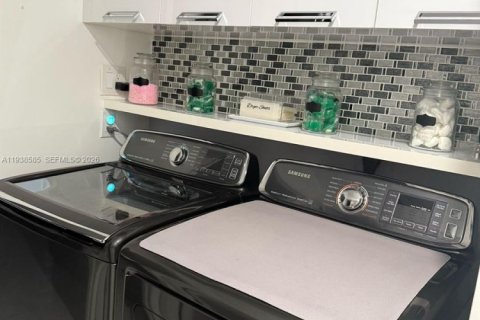 House in Hialeah, Florida 2 bedrooms, 91.88 sq.m. № 1996299 - photo 9