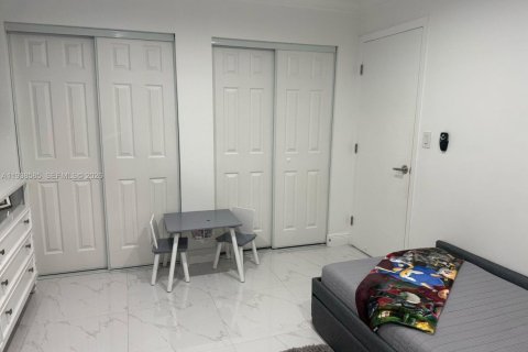 House in Hialeah, Florida 2 bedrooms, 91.88 sq.m. № 1996299 - photo 18