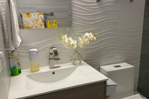 House in Hialeah, Florida 2 bedrooms, 91.88 sq.m. № 1996299 - photo 11