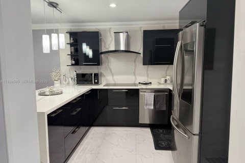 House in Hialeah, Florida 2 bedrooms, 91.88 sq.m. № 1996299 - photo 5