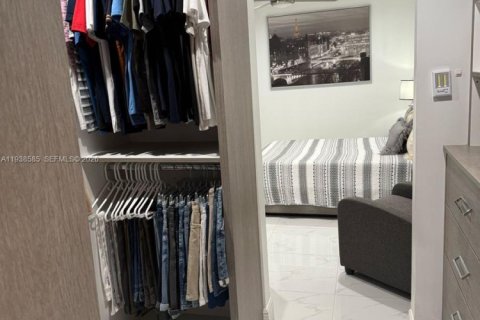 House in Hialeah, Florida 2 bedrooms, 91.88 sq.m. № 1996299 - photo 15