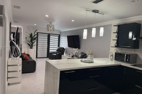 House in Hialeah, Florida 2 bedrooms, 91.88 sq.m. № 1996299 - photo 7