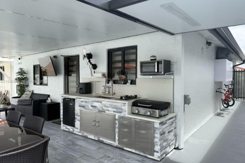 House in Hialeah, Florida 2 bedrooms, 91.88 sq.m. № 1996299 - photo 21