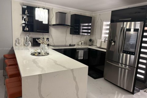 House in Hialeah, Florida 2 bedrooms, 91.88 sq.m. № 1996299 - photo 4