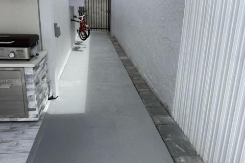 House in Hialeah, Florida 2 bedrooms, 91.88 sq.m. № 1996299 - photo 22