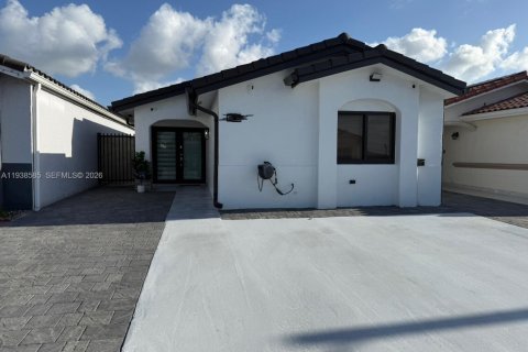 House in Hialeah, Florida 2 bedrooms, 91.88 sq.m. № 1996299