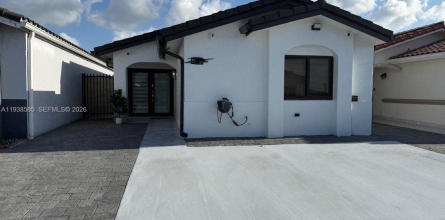 House in Hialeah, Florida 2 bedrooms, 91.88 sq.m. № 1996299