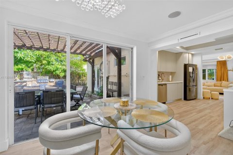 House in North Miami, Florida 3 bedrooms, 121.14 sq.m. № 2039160 - photo 5