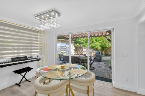 House in North Miami, Florida 3 bedrooms, 121.14 sq.m. № 2039160 - photo 9