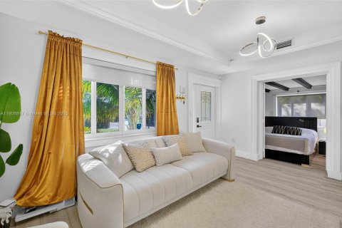 House in North Miami, Florida 3 bedrooms, 121.14 sq.m. № 2039160 - photo 19