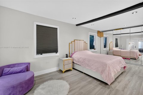 House in North Miami, Florida 3 bedrooms, 121.14 sq.m. № 2039160 - photo 27