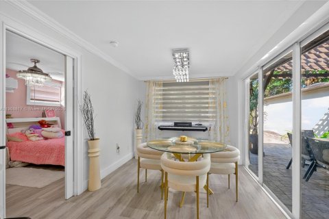 House in North Miami, Florida 3 bedrooms, 121.14 sq.m. № 2039160 - photo 18