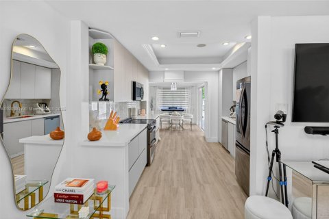 House in North Miami, Florida 3 bedrooms, 121.14 sq.m. № 2039160 - photo 13