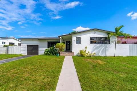 Villa ou maison à louer à Miami, Floride: 5 chambres, 155.89 m2 № 1974026 - photo 1