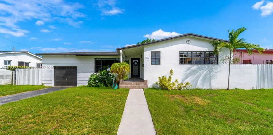 Villa ou maison à Miami, Floride 5 chambres, 155.89 m2 № 1974026