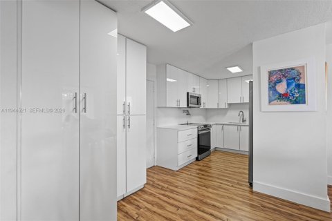 Copropriété à louer à Miami, Floride: 3 chambres, 171.68 m2 № 2001071 - photo 5