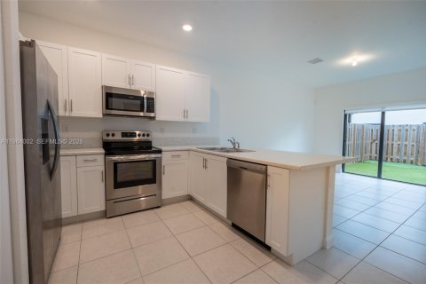 Touwnhouse à louer à Homestead, Floride: 3 chambres, 157.47 m2 № 2047277 - photo 16