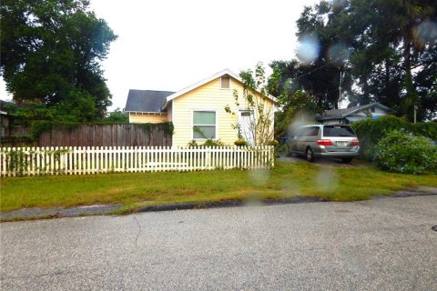 House in Tampa, Florida 3 bedrooms, 113.9 sq.m. № 2415145 - photo 2
