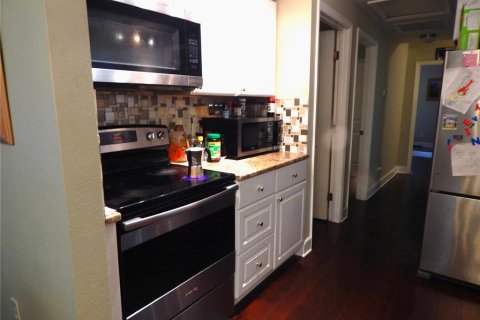 House in Tampa, Florida 3 bedrooms, 113.9 sq.m. № 2415145 - photo 9
