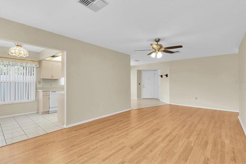 Condo in New Port Richey, Florida, 2 bedrooms  № 1742794 - photo 9