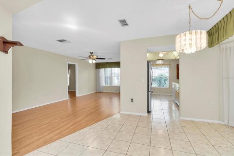 Condo in New Port Richey, Florida, 2 bedrooms  № 1742794 - photo 5