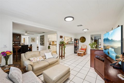 House in Saint Petersburg, Florida 3 bedrooms, 95.5 sq.m. № 1893567 - photo 11