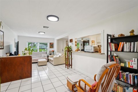 House in Saint Petersburg, Florida 3 bedrooms, 95.5 sq.m. № 1893567 - photo 5