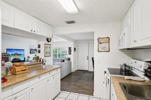 House in Saint Petersburg, Florida 3 bedrooms, 95.5 sq.m. № 1893567 - photo 24